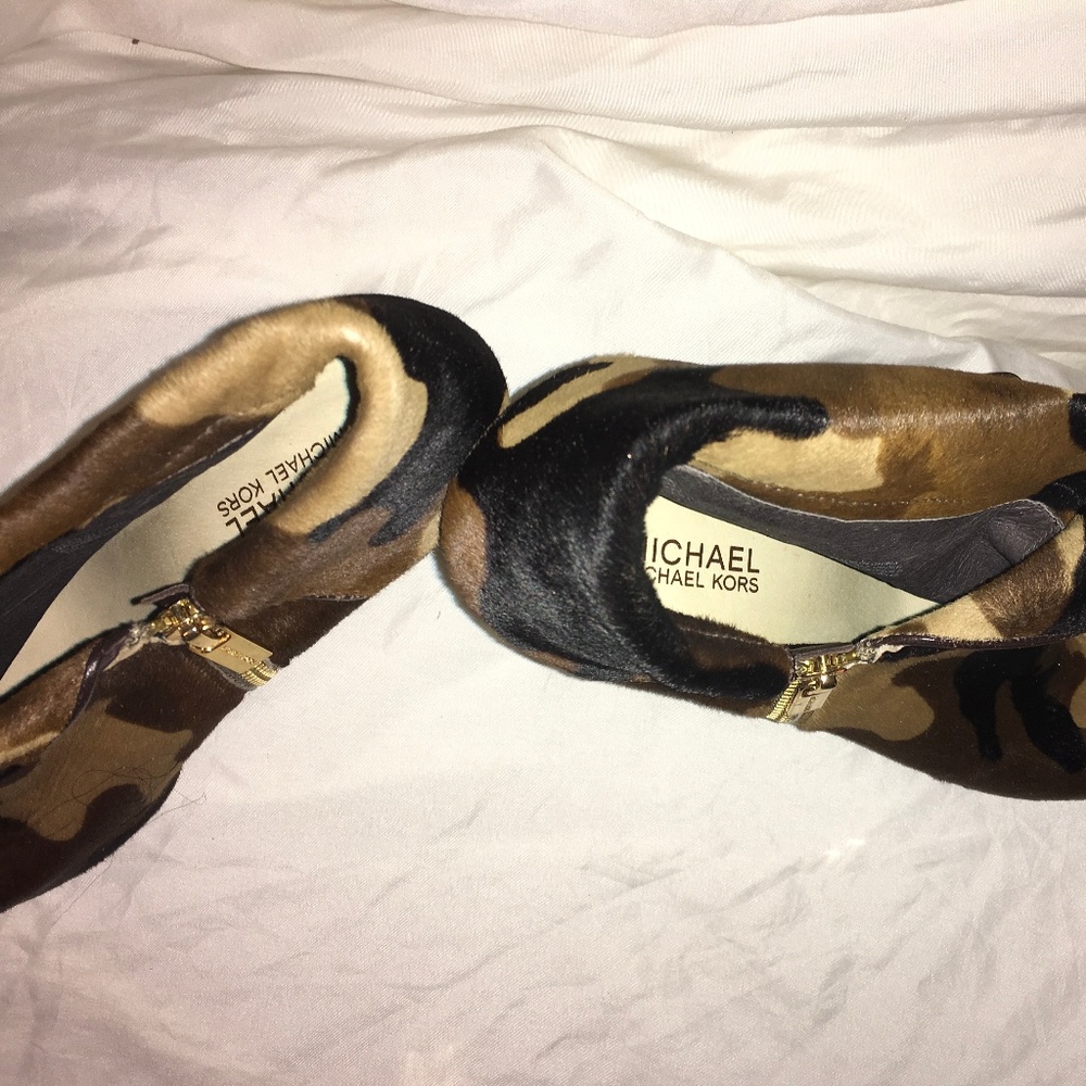 🔥SOLD 🔥 Kors Kendra Camo PeepToe Bootie Heel 10M - Picture 5 of 8